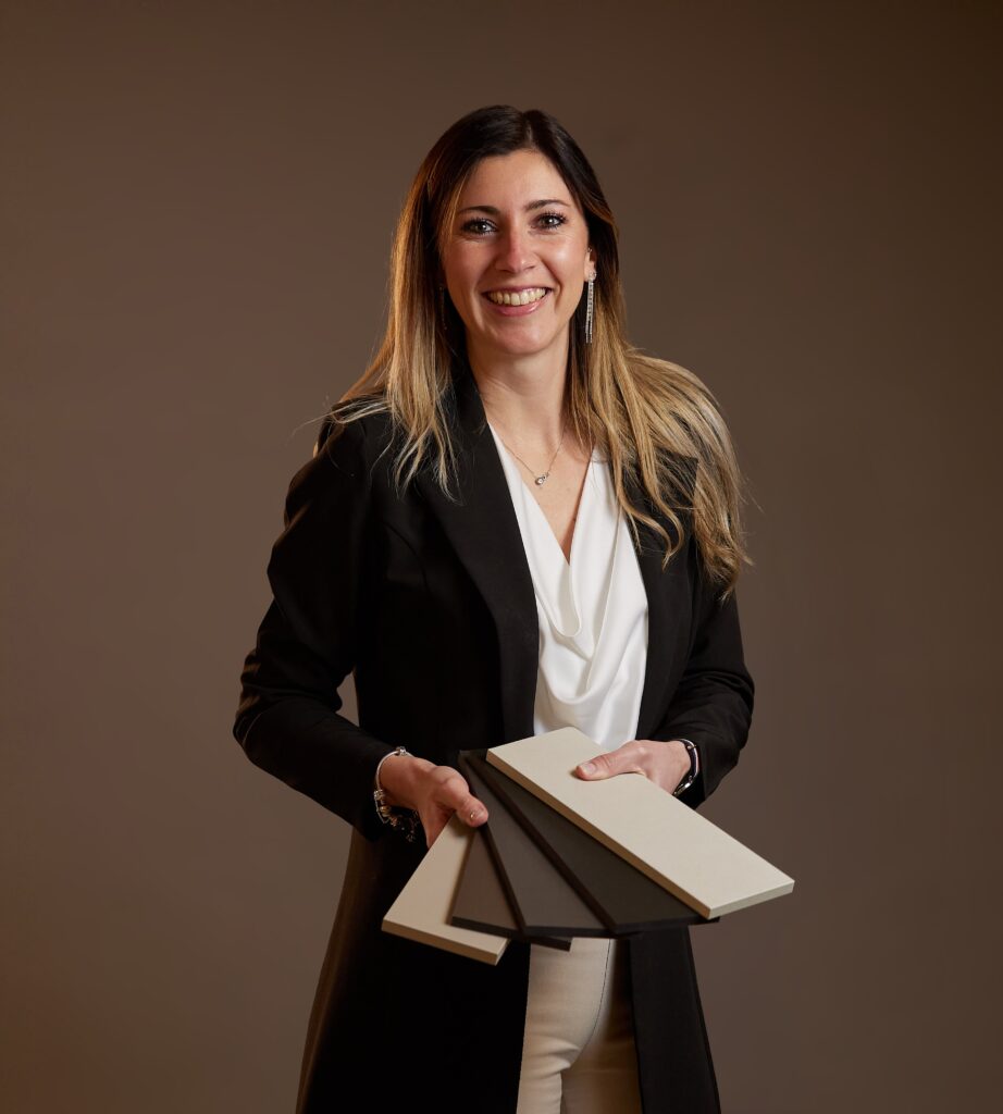 Ester, interior designer che mostra in camera alcuni campioni di nuovi materiali