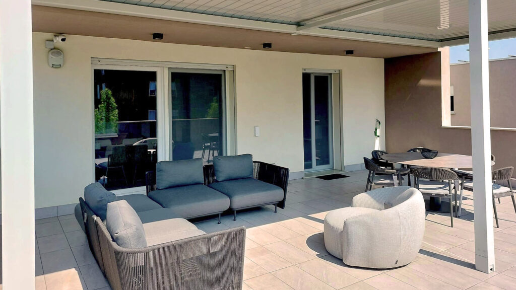 terrazza con divano poltrone e tavoli come da progetto di Dimensioni