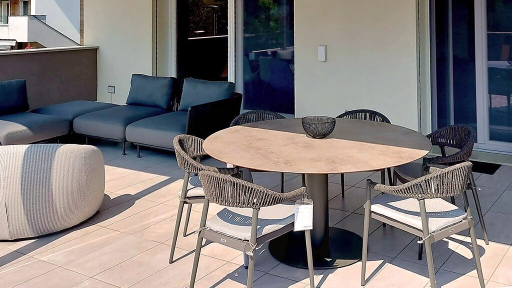 tavolo in terrazza con divano sullo sfondo