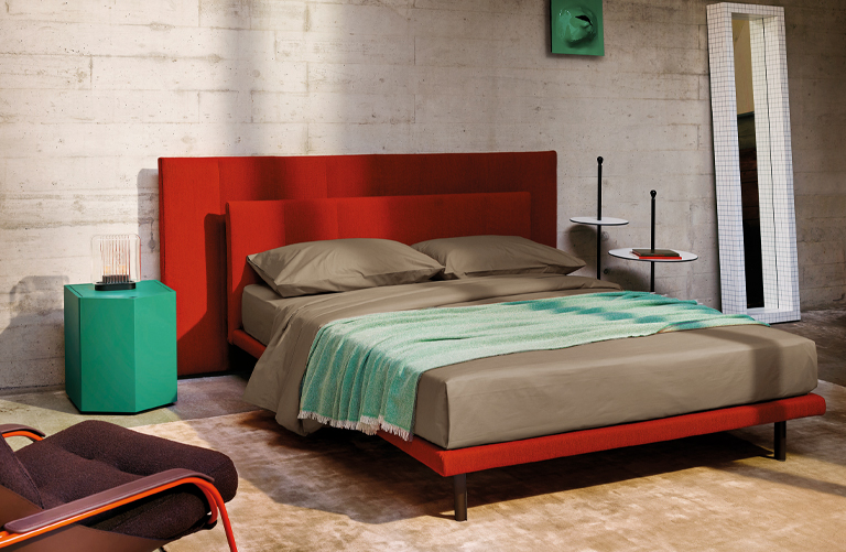 Letto Grangala di Zanotta con rivestimento rosso