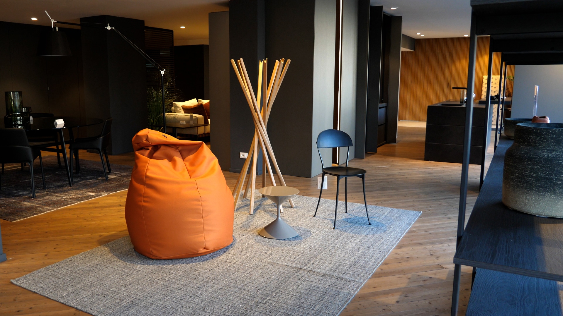 Showroom di Dimensioni, nuovo allestimento, corner Zanotta con arredo sciangai, sedia, poltrona sacco