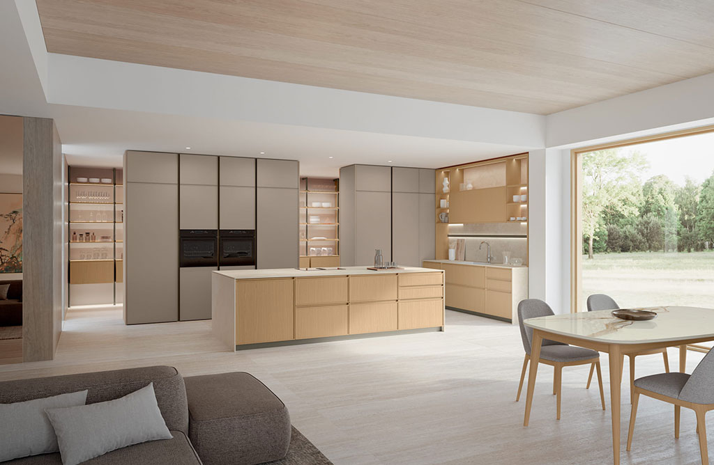 Cucina Sakura Veneta Cucine in ambiente open space con isola centrale, colonne alte in grigio tortora e pensili in rovere naturale
