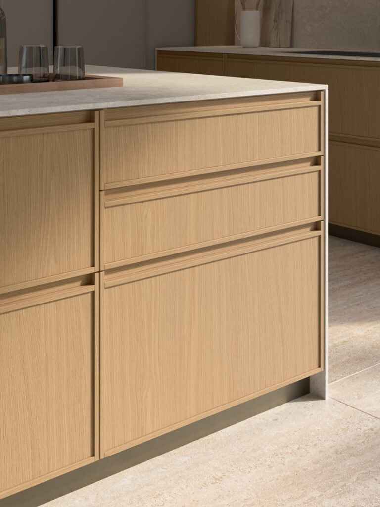 Dettaglio cassettiera isola cucina Sakura Veneta Cucine in rovere naturale con maniglie integrate e piano in pietra