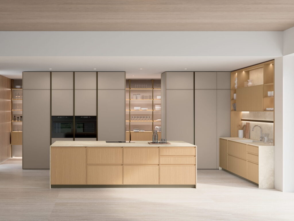 Cucina Sakura Veneta Cucine con parete attrezzata: colonne grigio tortora, libreria aperta illuminata e isola in rovere chiaro